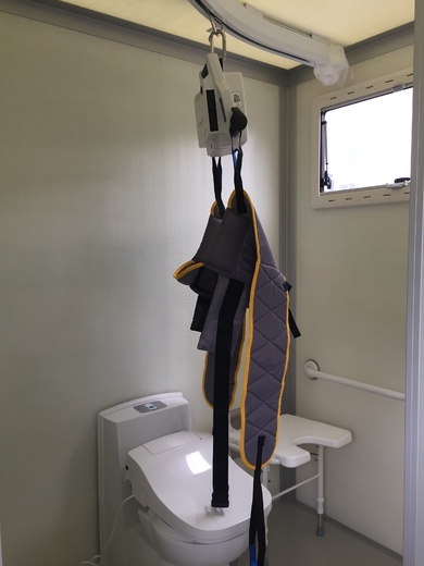 g  stropní pojezd do koupelny a WC.JPG